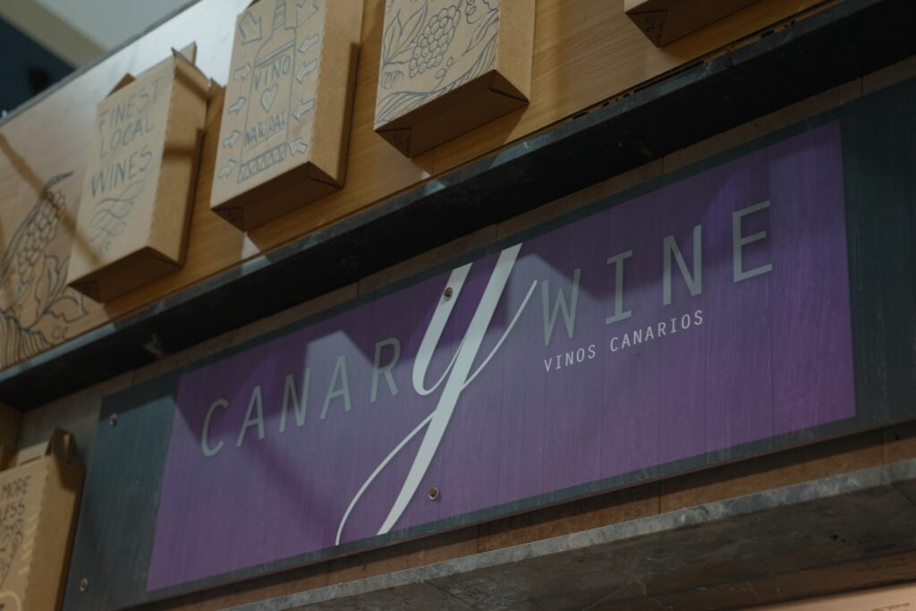 Letrero de Canarywine, comercio en el mercado de Vegueta